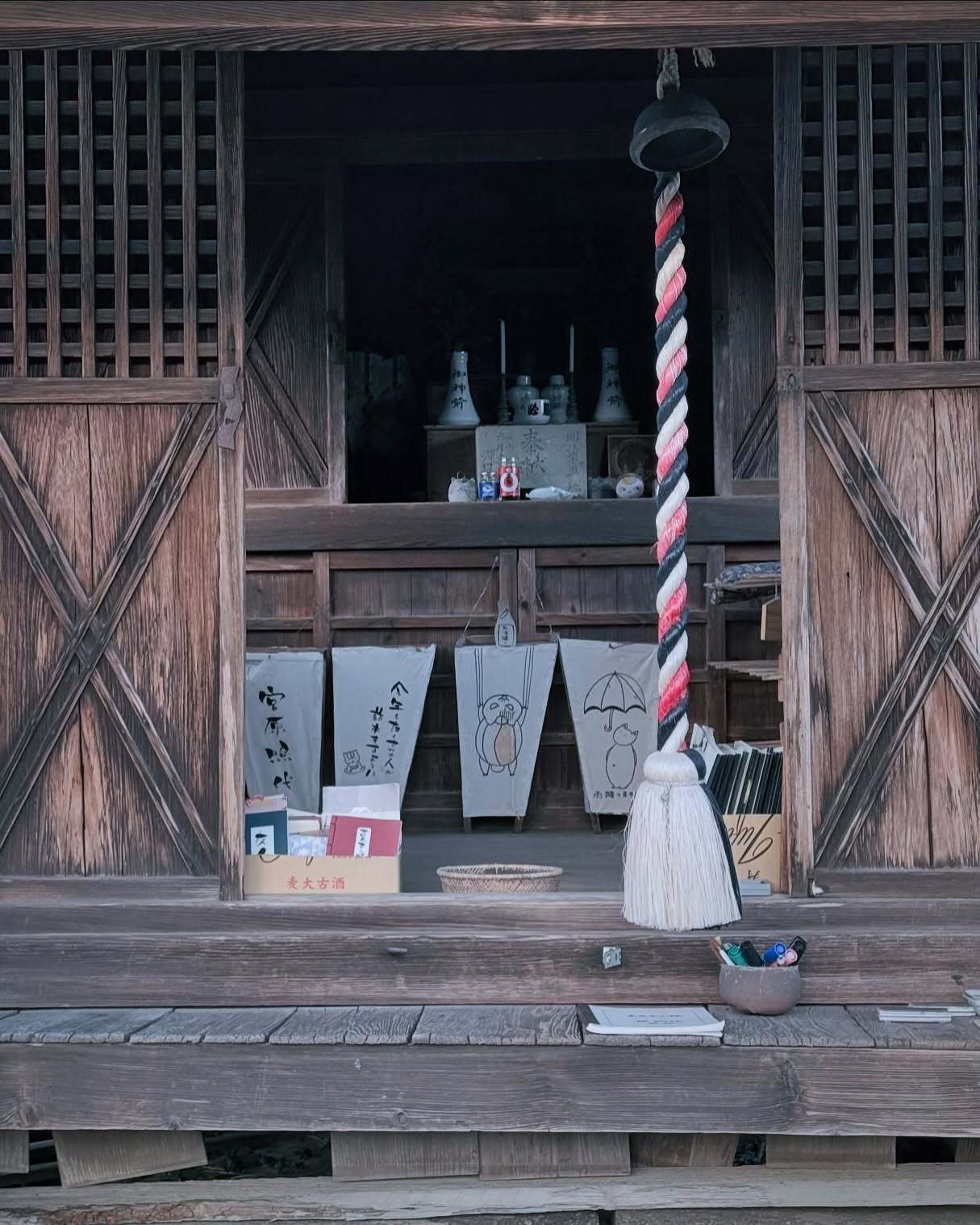 古い木の門と、しめ縄