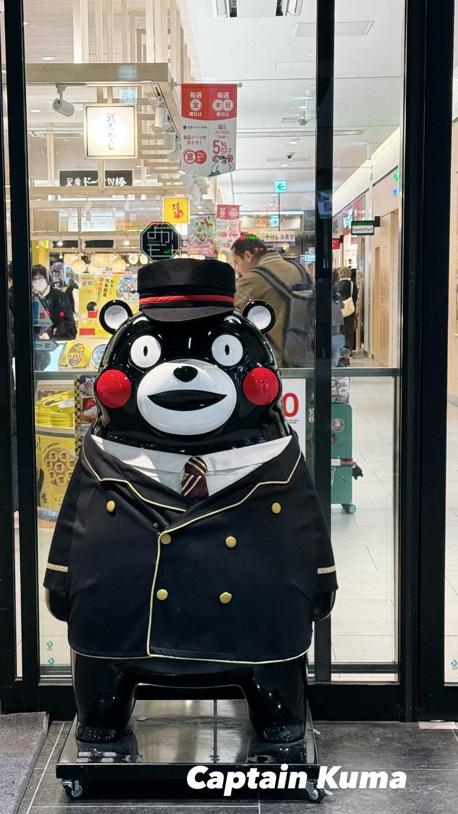 駅に立つ、制服のくまモン