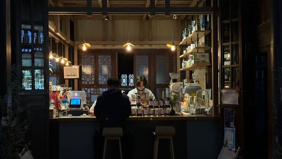 灯りのともる小さな店のカウンター