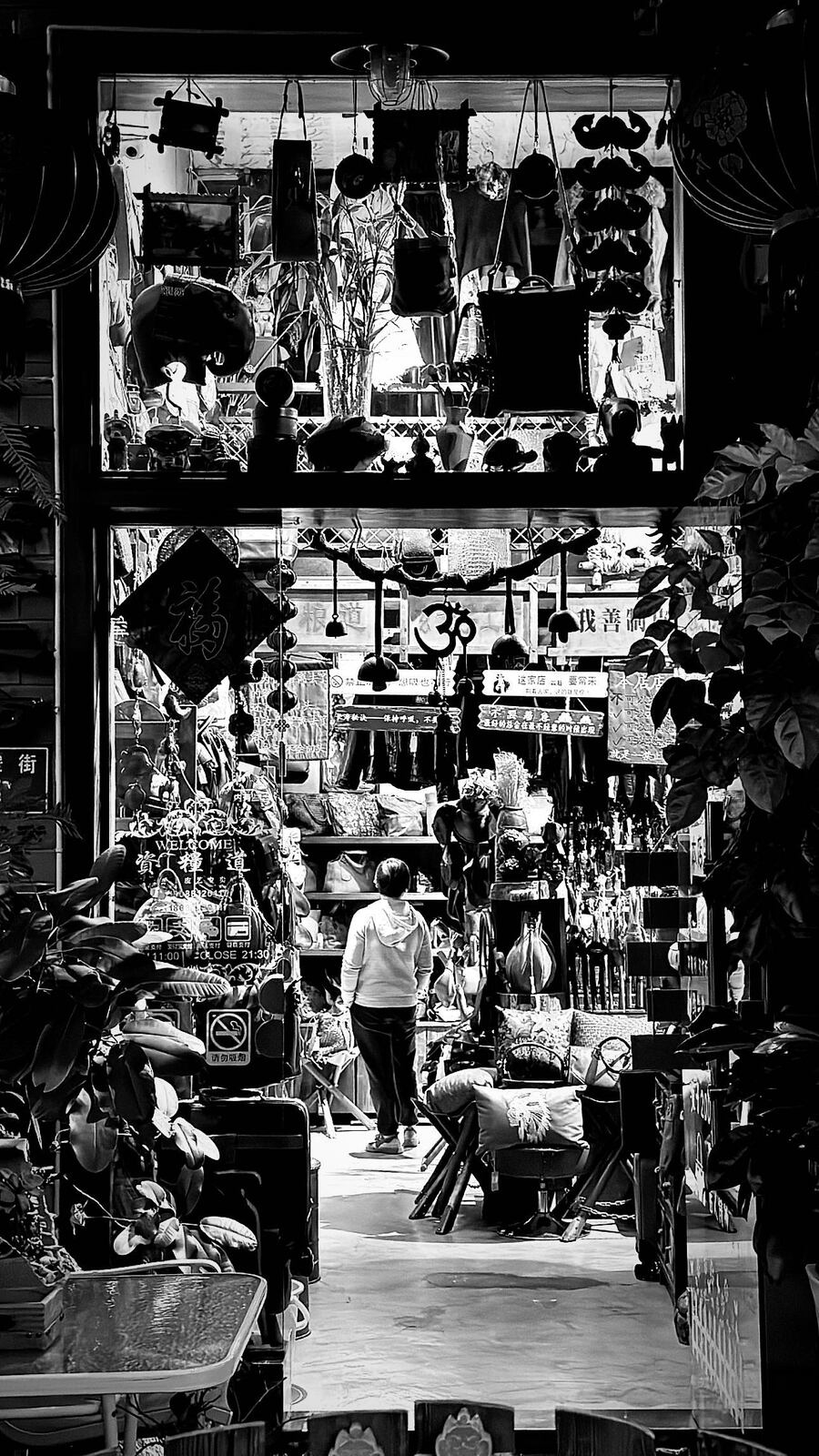雑貨がぎっしり並ぶ店先（モノクロ）