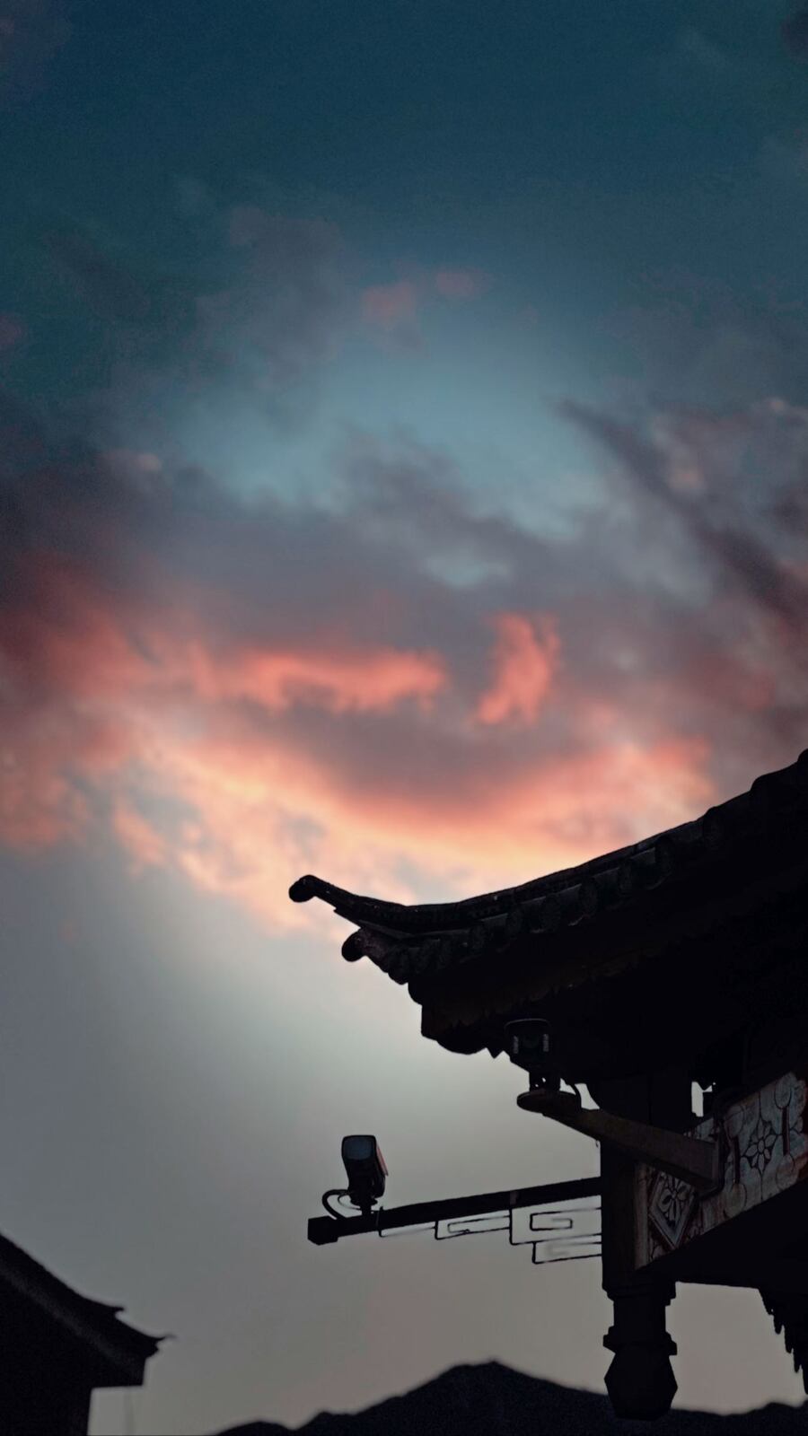 反りあがる軒の影と、夕焼け雲