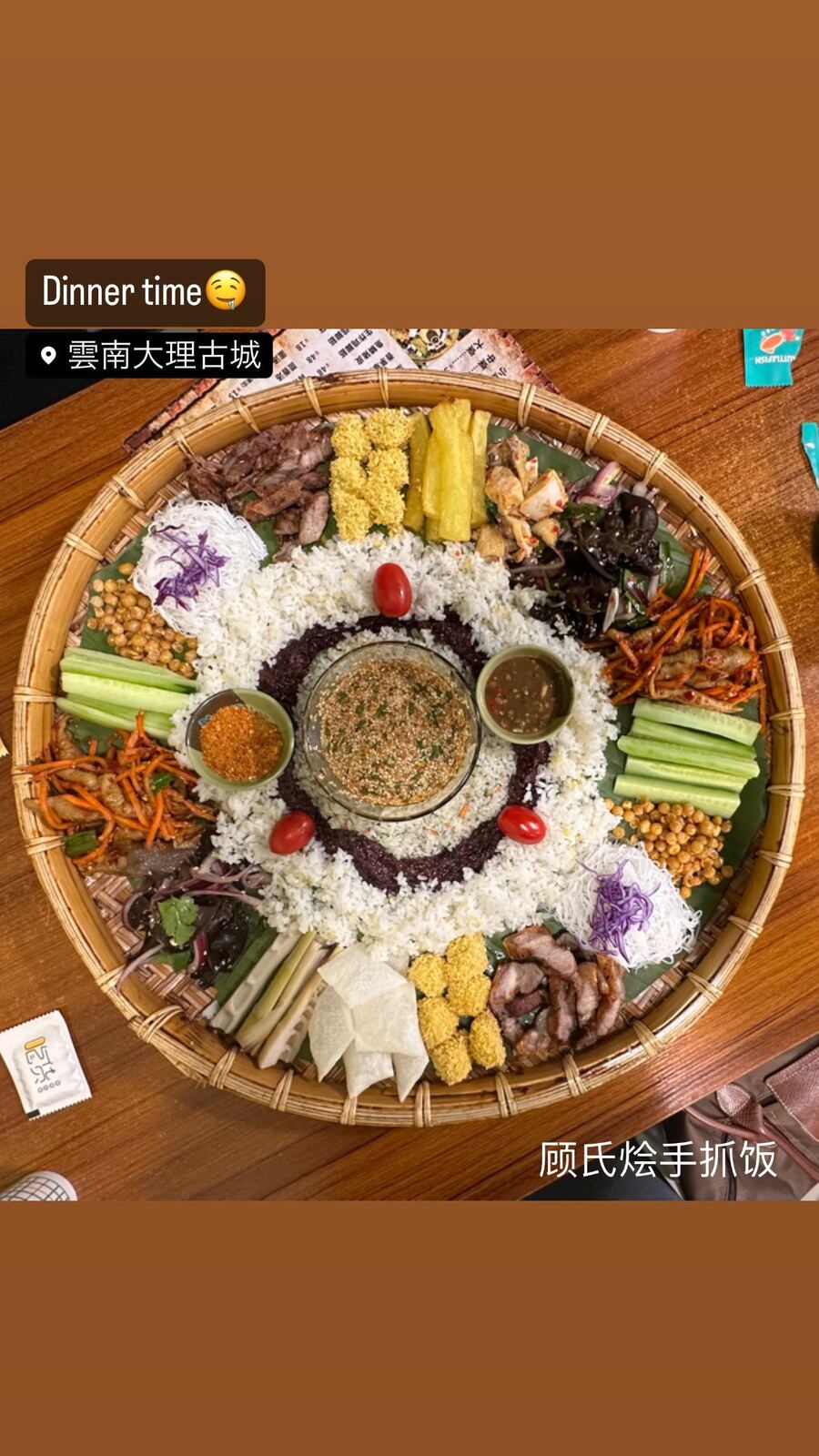 竹ざるいっぱいに盛られた、色とりどりの手抓飯