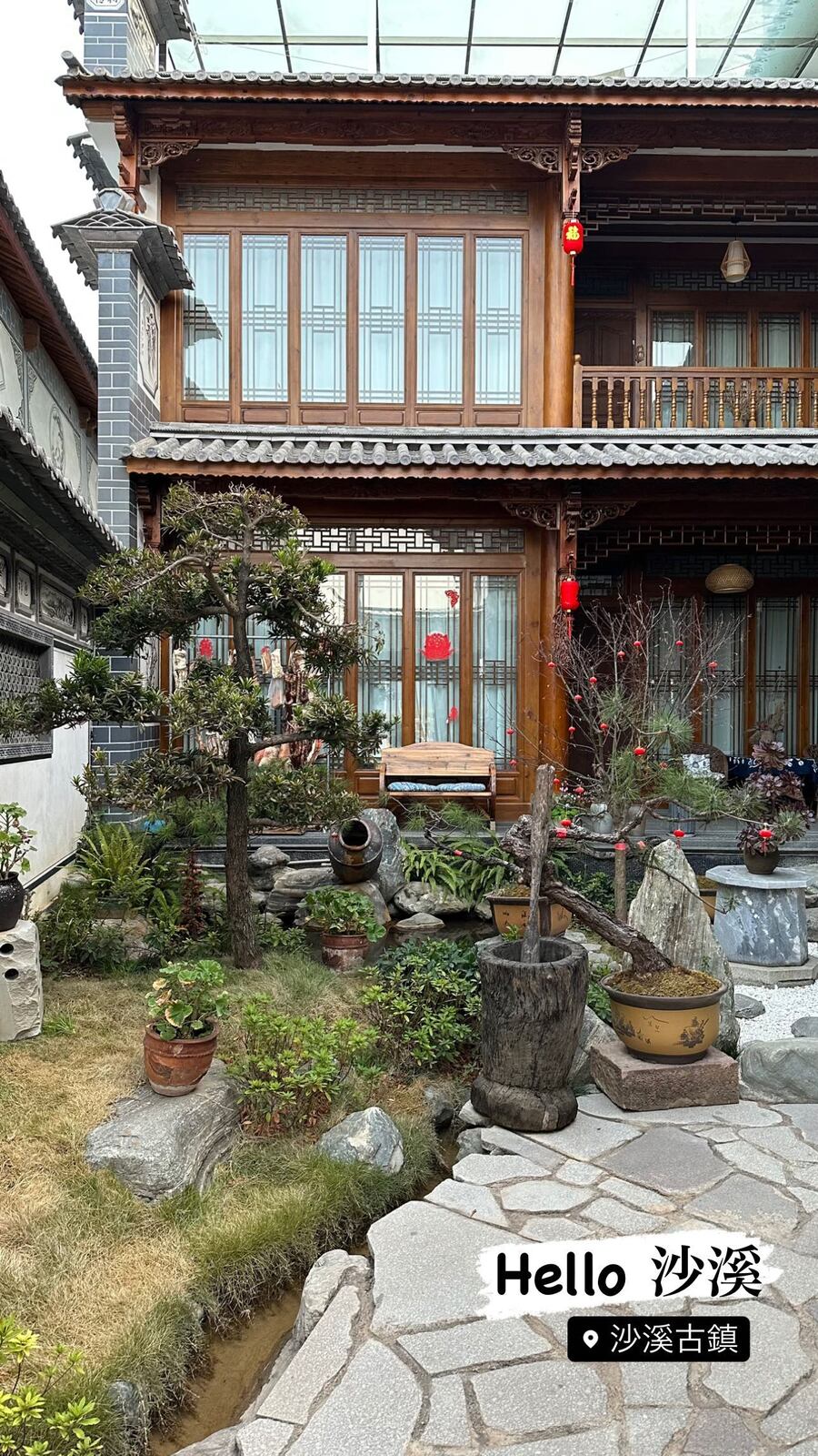 庭のある、木造二階建ての宿